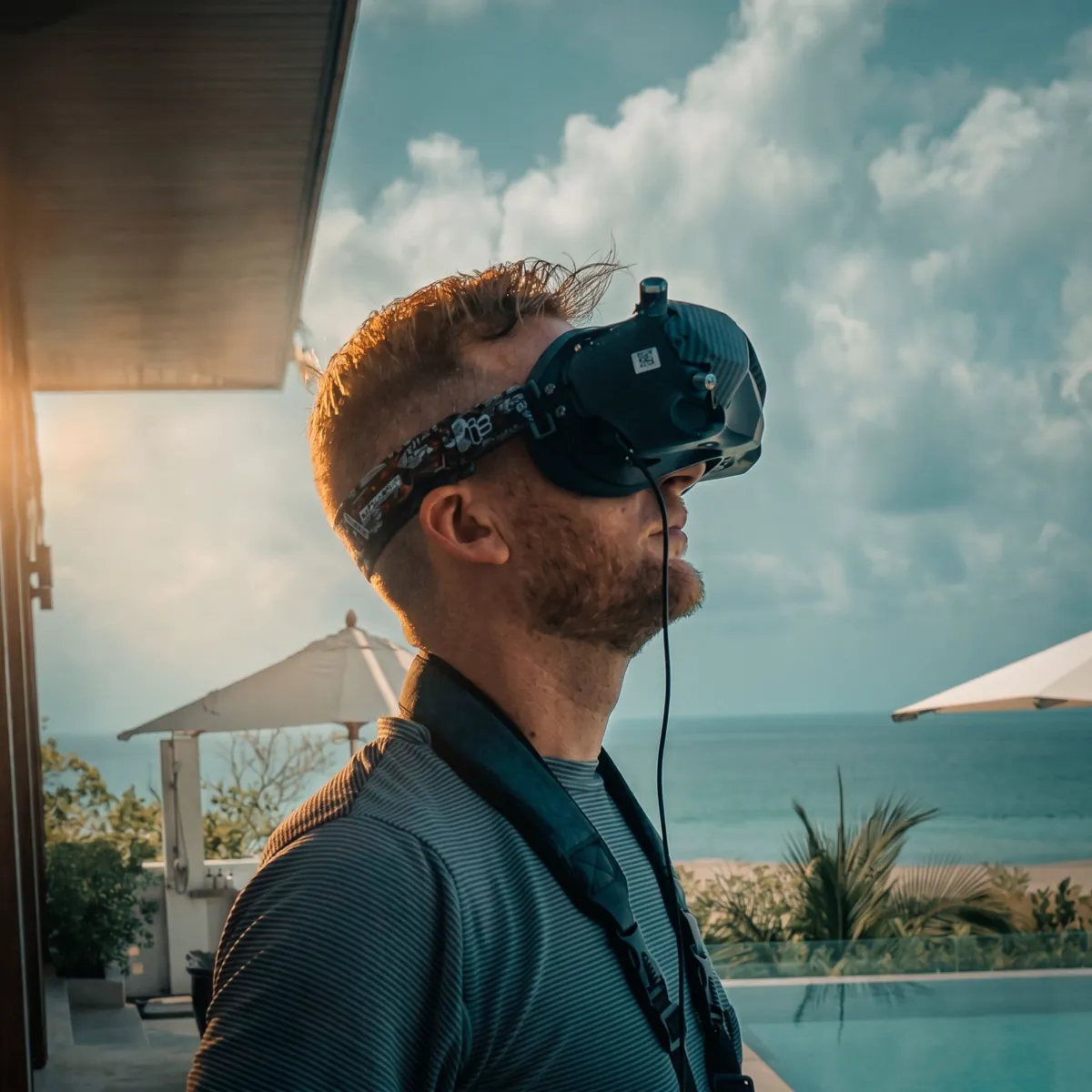 Dominik Wiesinger mit FPV-Brille während eines Drehs